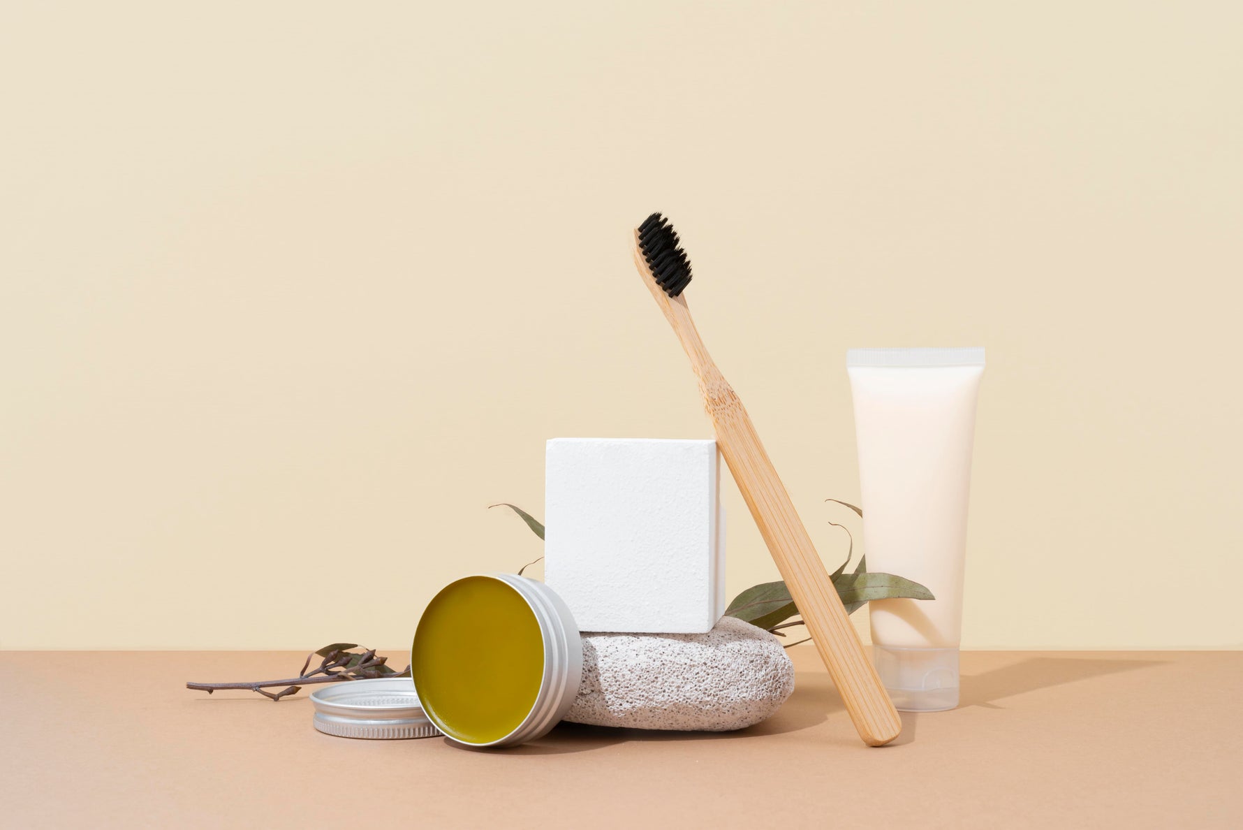 Natural toothpaste as part of a daily oral care routine for healthy teeth and gums